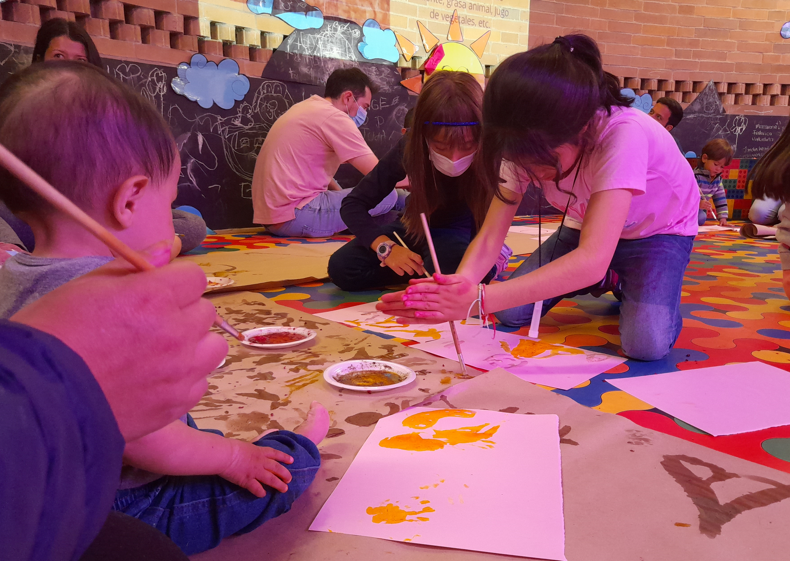 Niños y niñas pintando