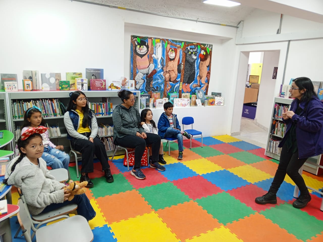 Niñas y niños participando de actividad en biblioteca