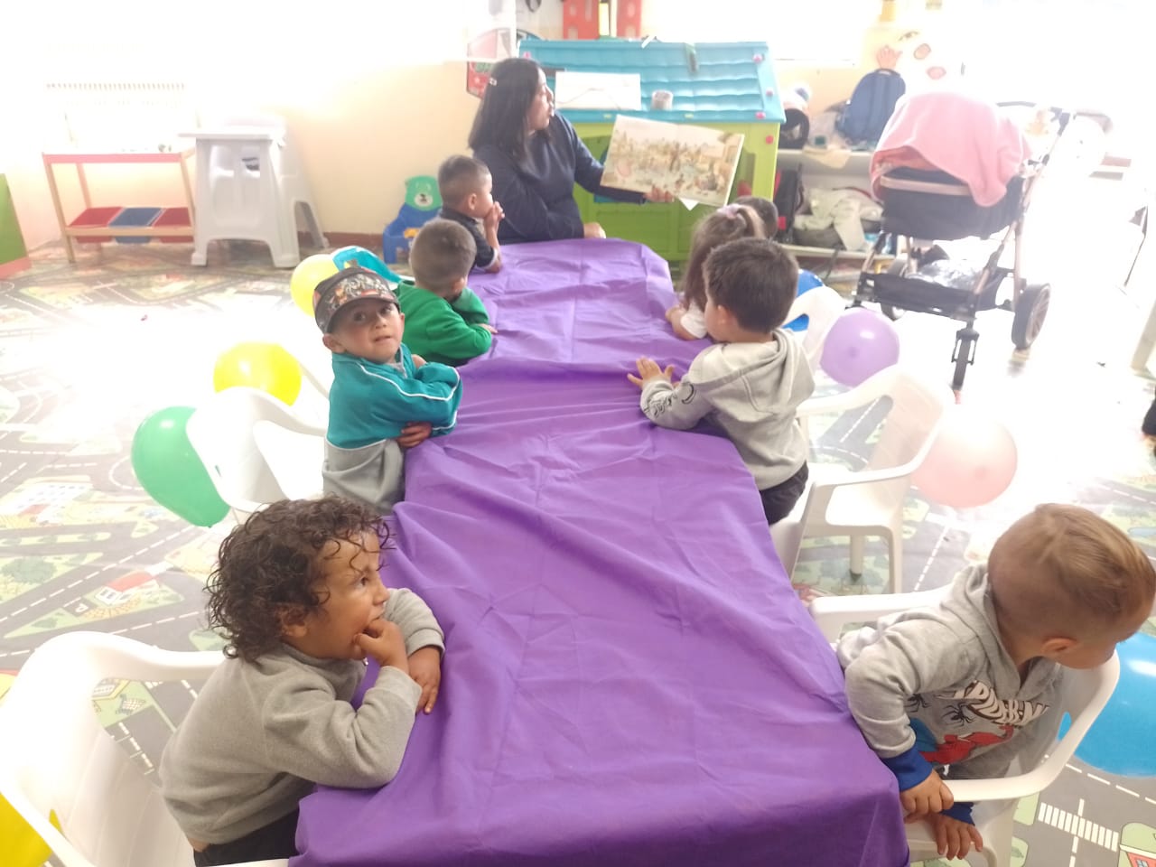 Niños participando de actividad en la biblioteca 