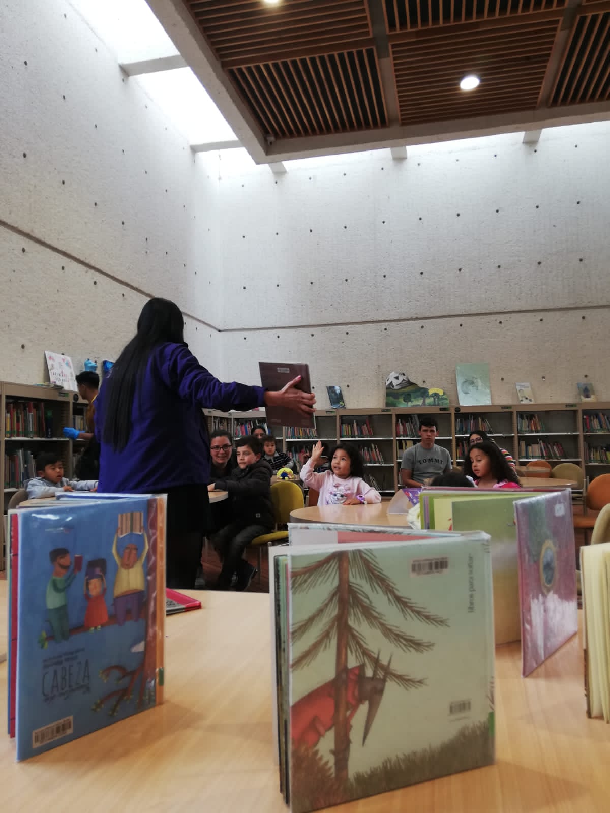 Niñas y niños participando de una actividad en la biblioteca