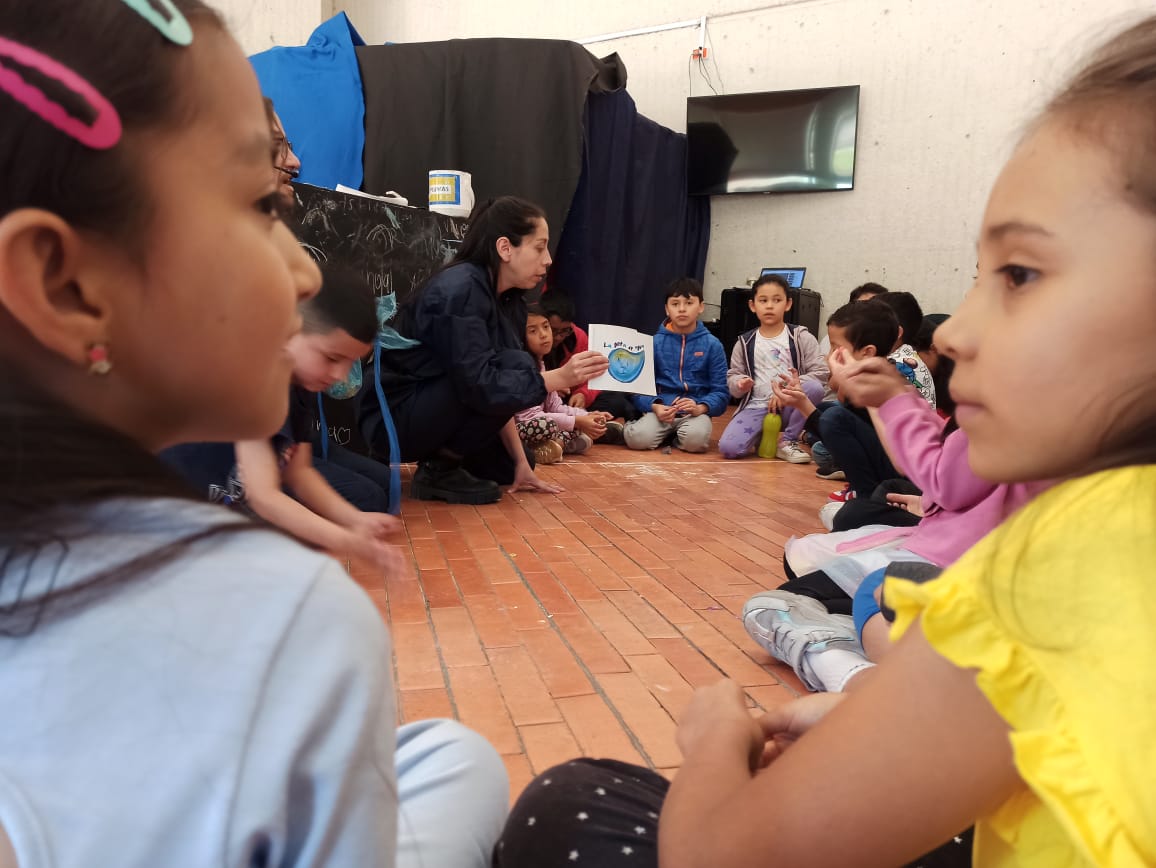 Niños y niñas hablando en la biblioteca 