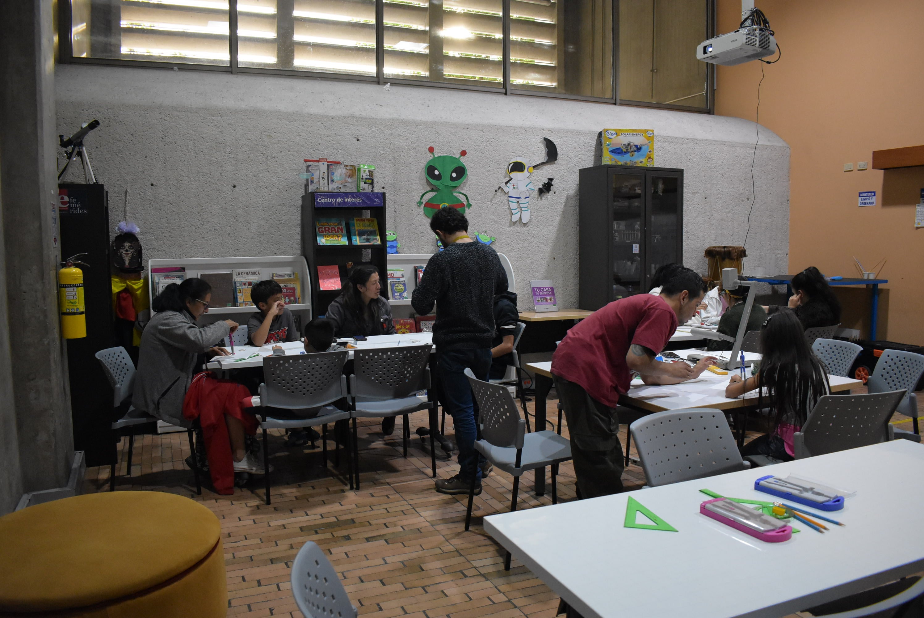 Público en general participa de actividad creativa en la biblioteca