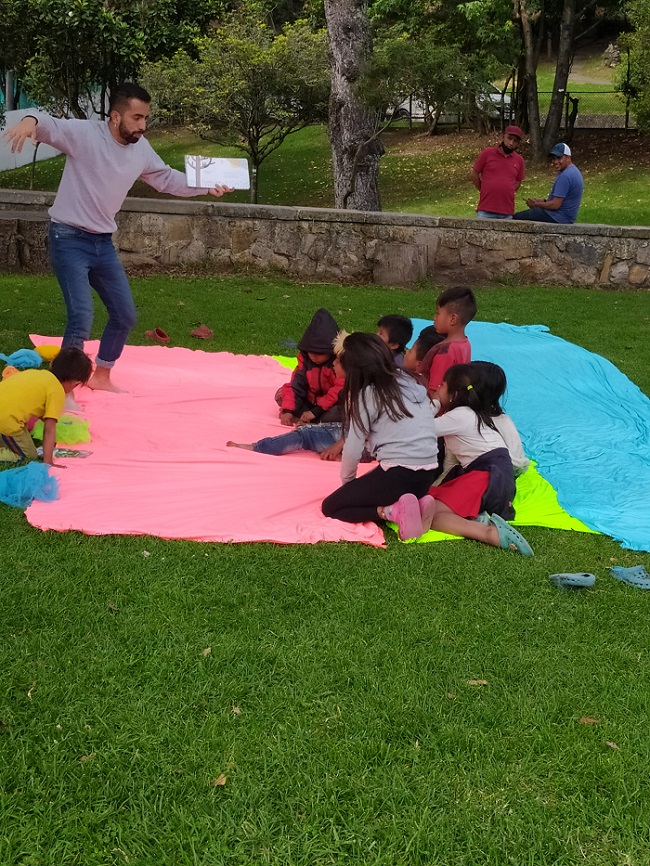 niñas y niños participando de actividad al aire libre