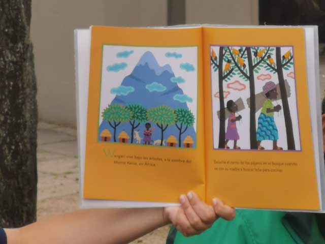 Página amarilla de un libro ilustrado con imágenes de un paisaje y una abuela y su nieta trabajando.