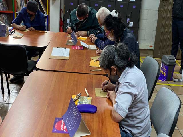 Adultos mayores participando en actividad de biblioteca