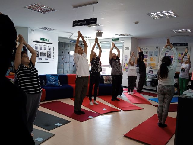 adultos y jóvenes realizando actividades de yoga y meditación.