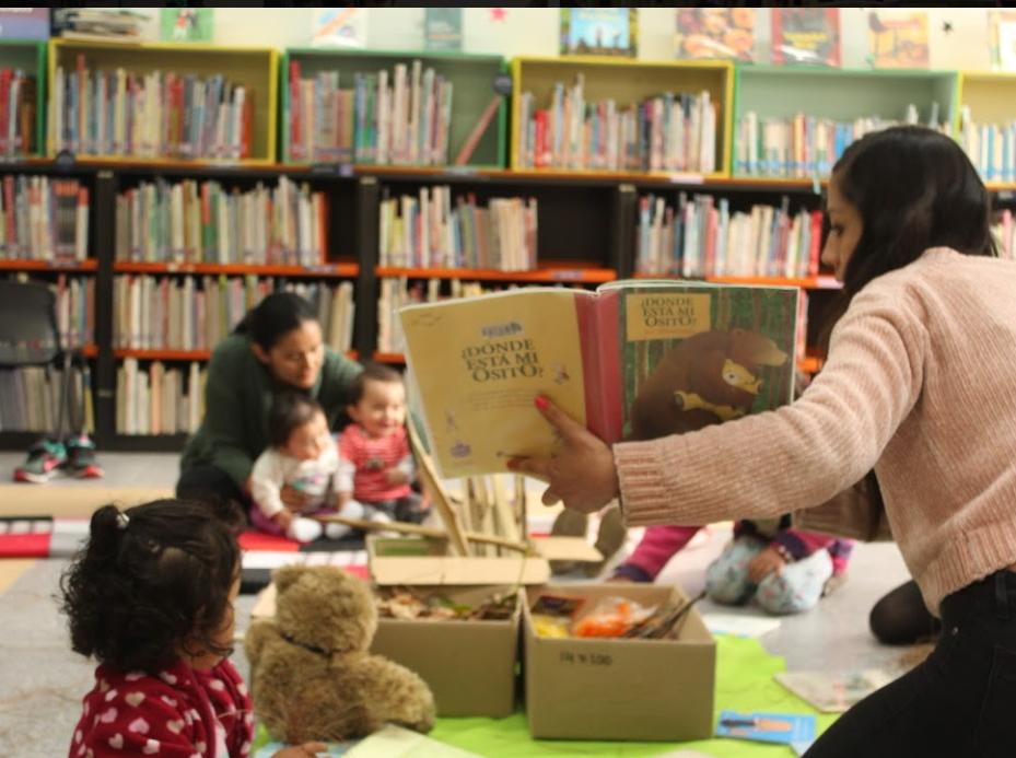 Bebés participando en actividad de la biblioteca