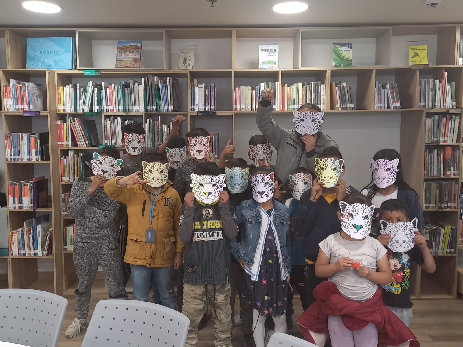 Ninas y niños participando de actividad en la biblioteca