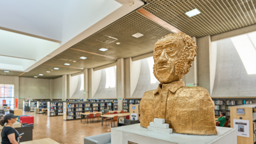Estatua de Manuel Zapata Olivella en la Biblioteca El Tintal