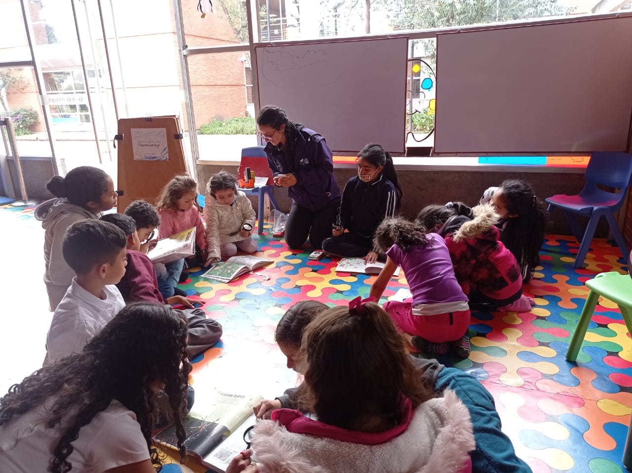  espacio dirigido a niños y niñas de 5 a 12 años para la creación, exploración, el juego y el arte a través de la lectura sensorial, audiovisual y escrita