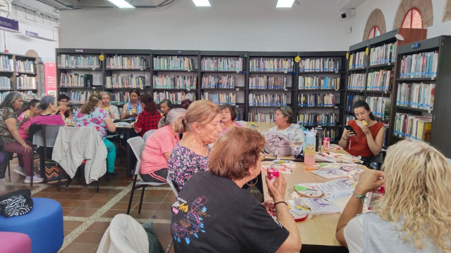 Emprendimiento de bordados hechos por mujeres en la Biblioteca Lago Timiza