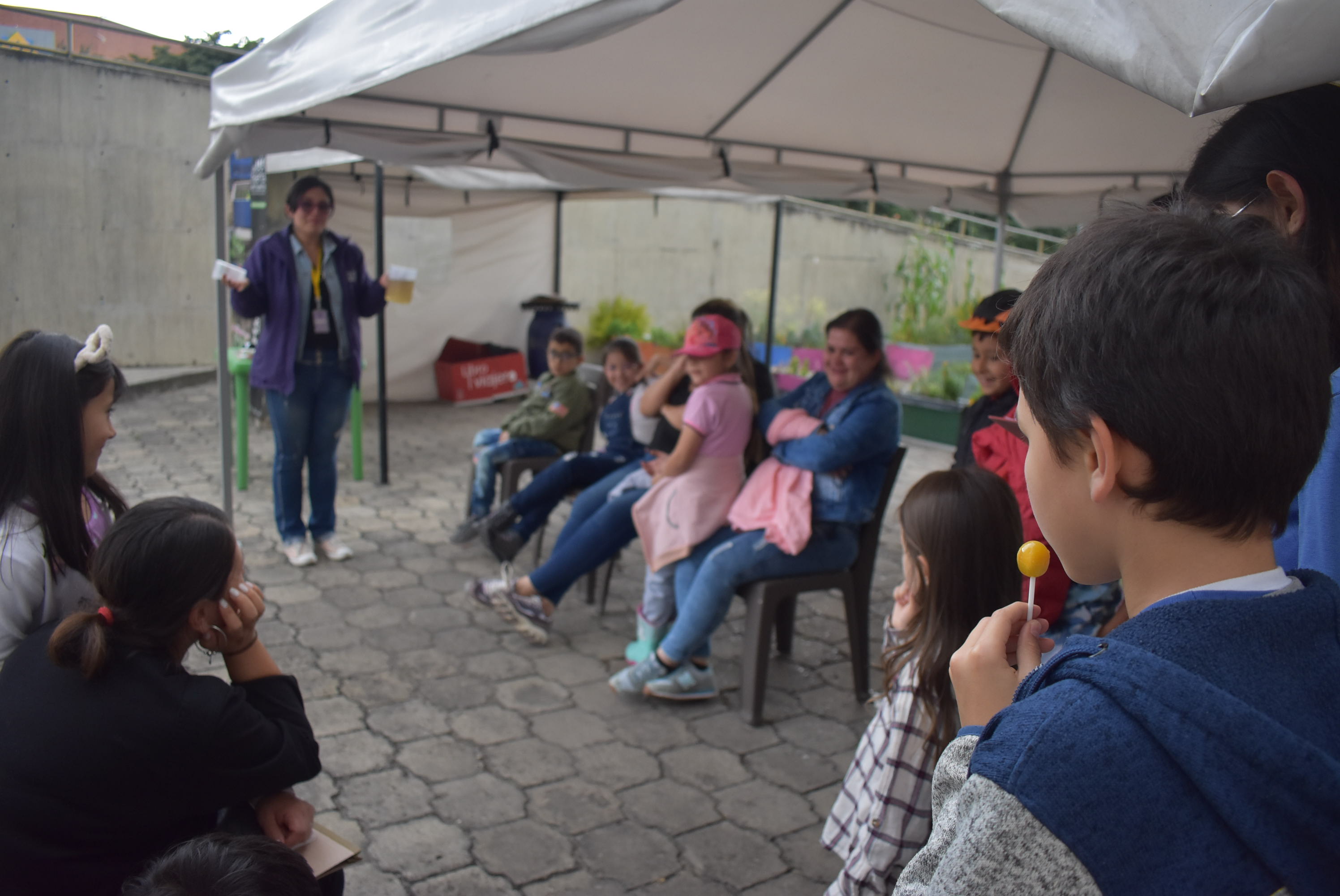 niños y niñas en medio de de un taller al aire libre