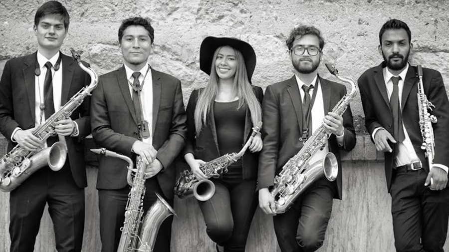 Fotografía de cinco músicos caca uno con un saxofón
