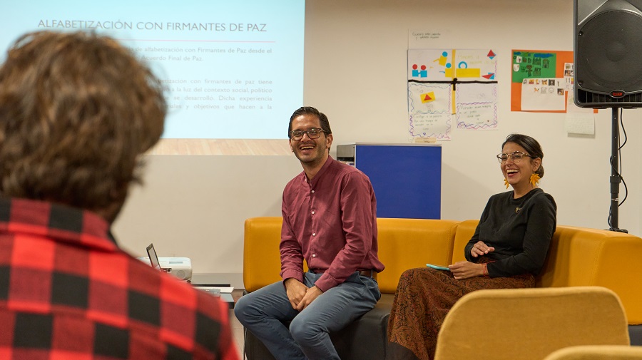 Cuatro cursos para aprender Lengua de Señas Colombiana, Braille y más sobre accesibilidad