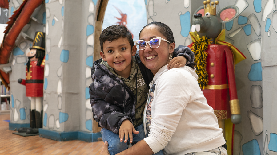 Padres mediadores de lectura en la Biblioteca Julio Mario Santo Domingo