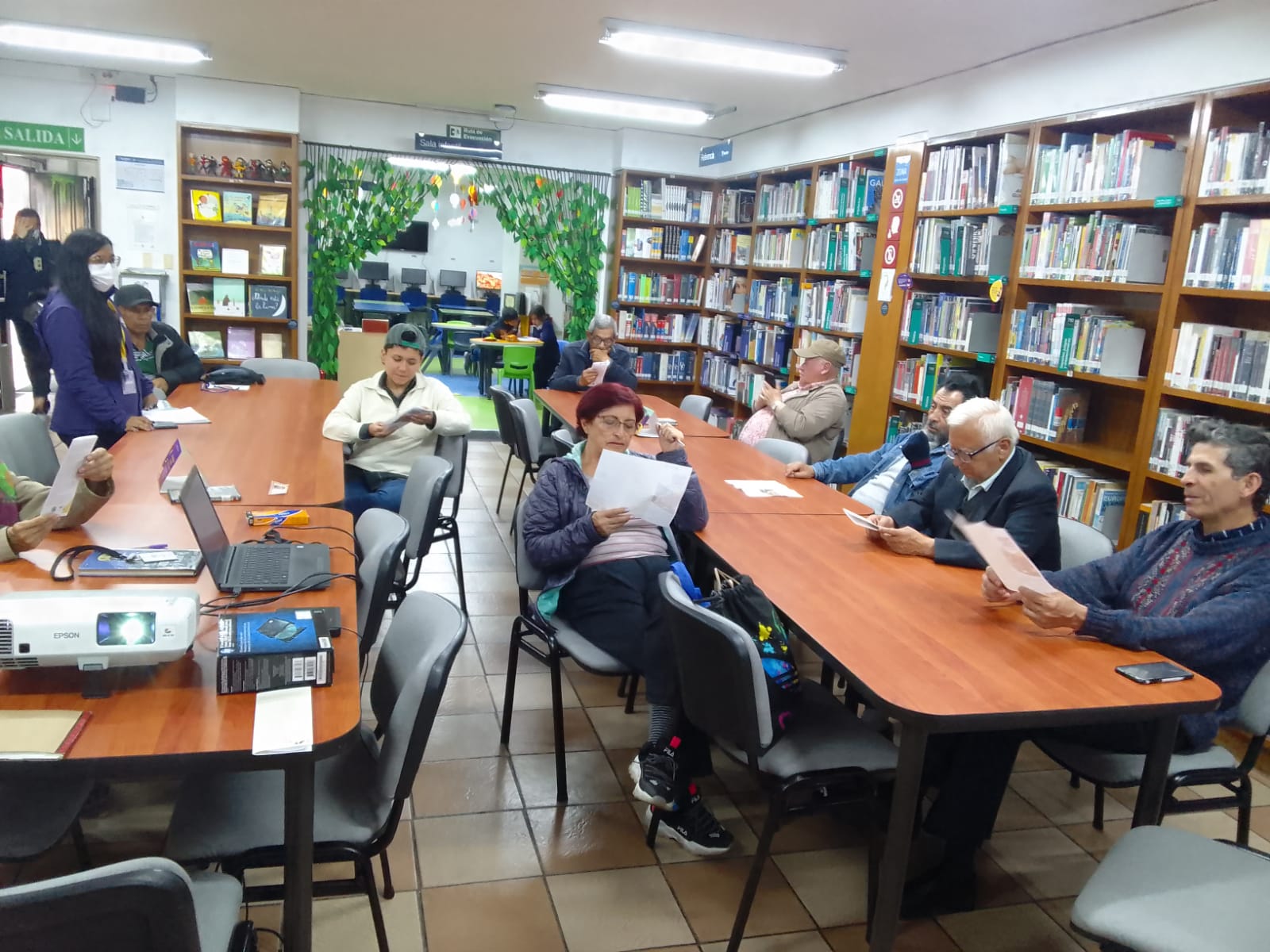 Adultos participando en actividad de la biblioteca