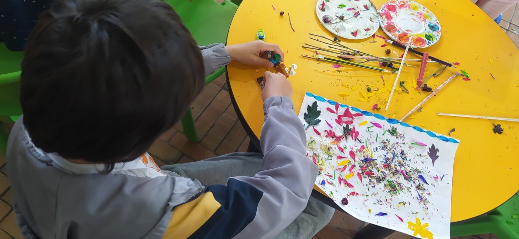 Niño pintando