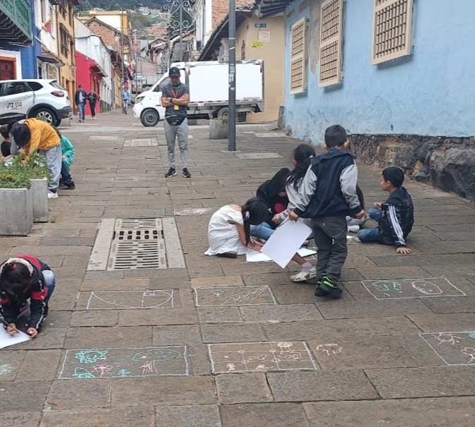 Niños en la calle creando