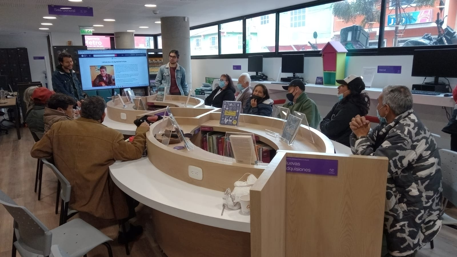 Adultos mayores participando de actividad en biblioteca