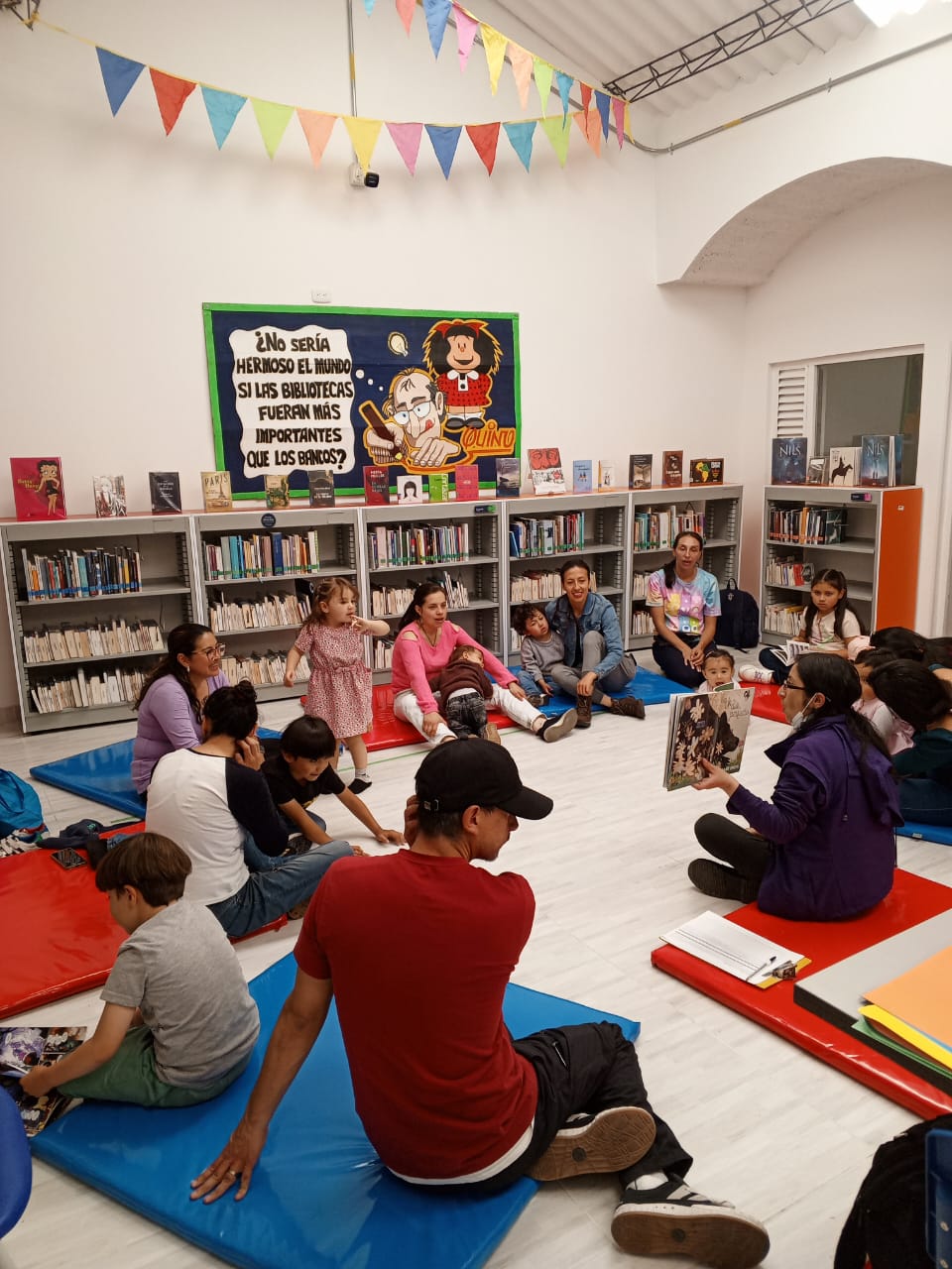 Lectura en voz alta en la biblioteca para niños y niñas