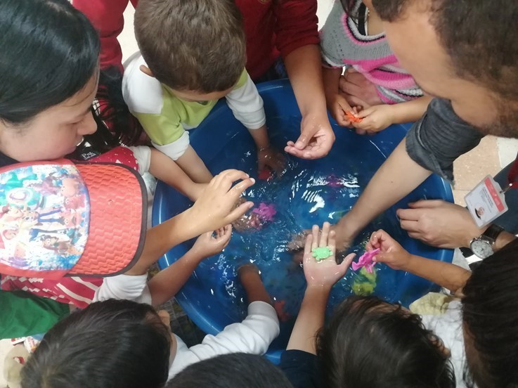 Niños jugando con agua