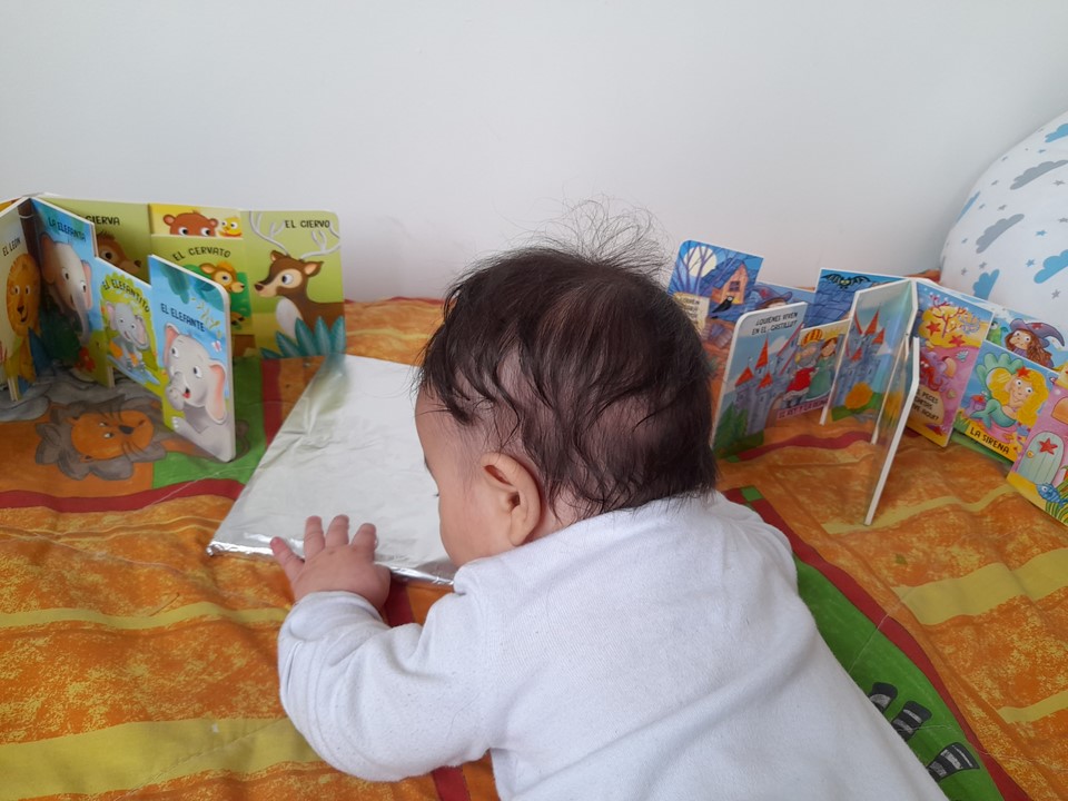 Bebé jugando con un libro