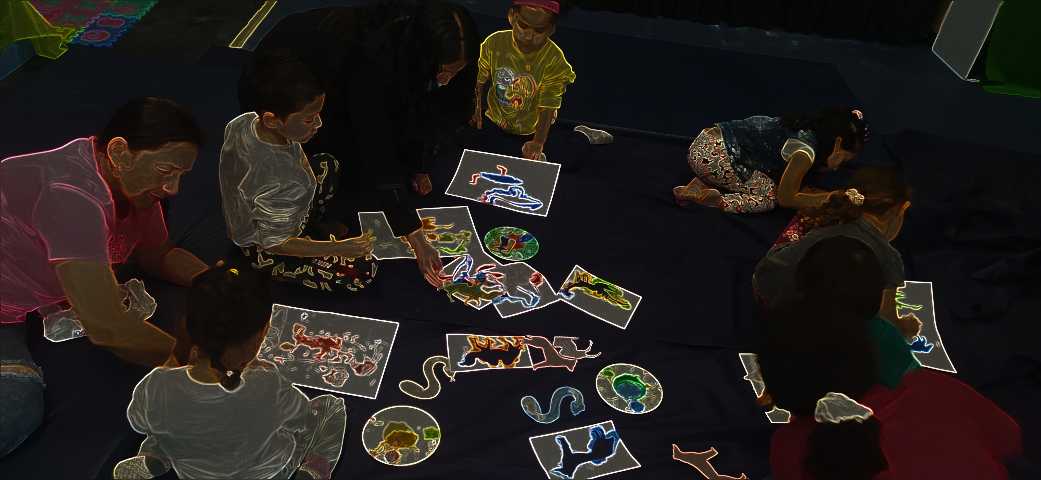 Niñas y niños dibujando en el piso 