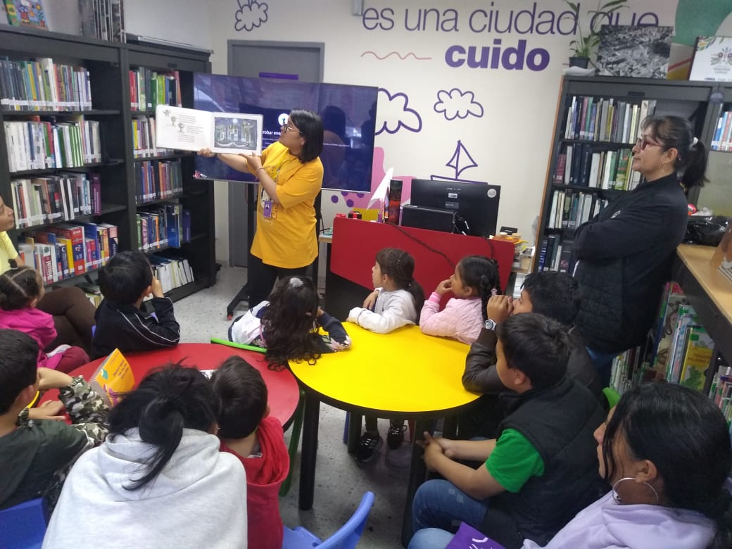Niñas y niños participando de la hora del cuento en la biblioteca