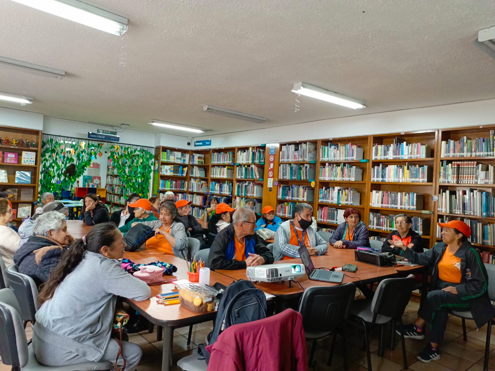 Adultos participando en actividad de biblioteca