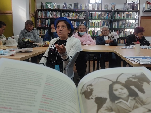 Adultos mayores compartiendo una actividad en la biblioteca