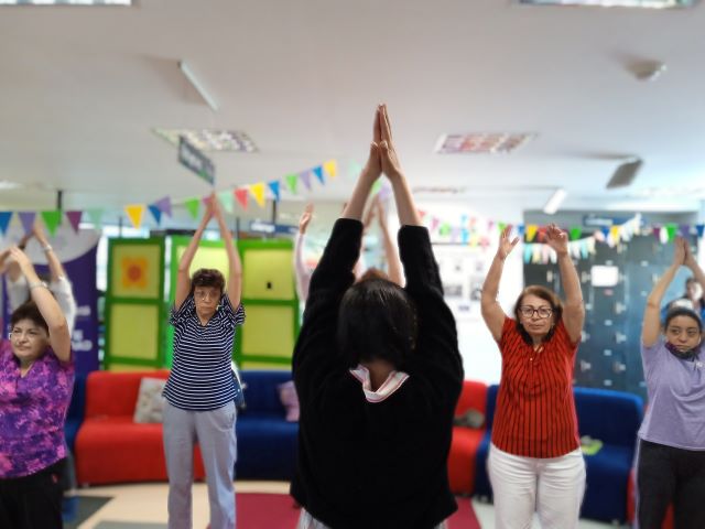 Mujeres practicando yoga