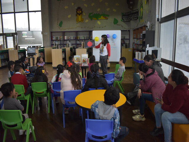 Niños y niñas participando del Club de lectura infantil