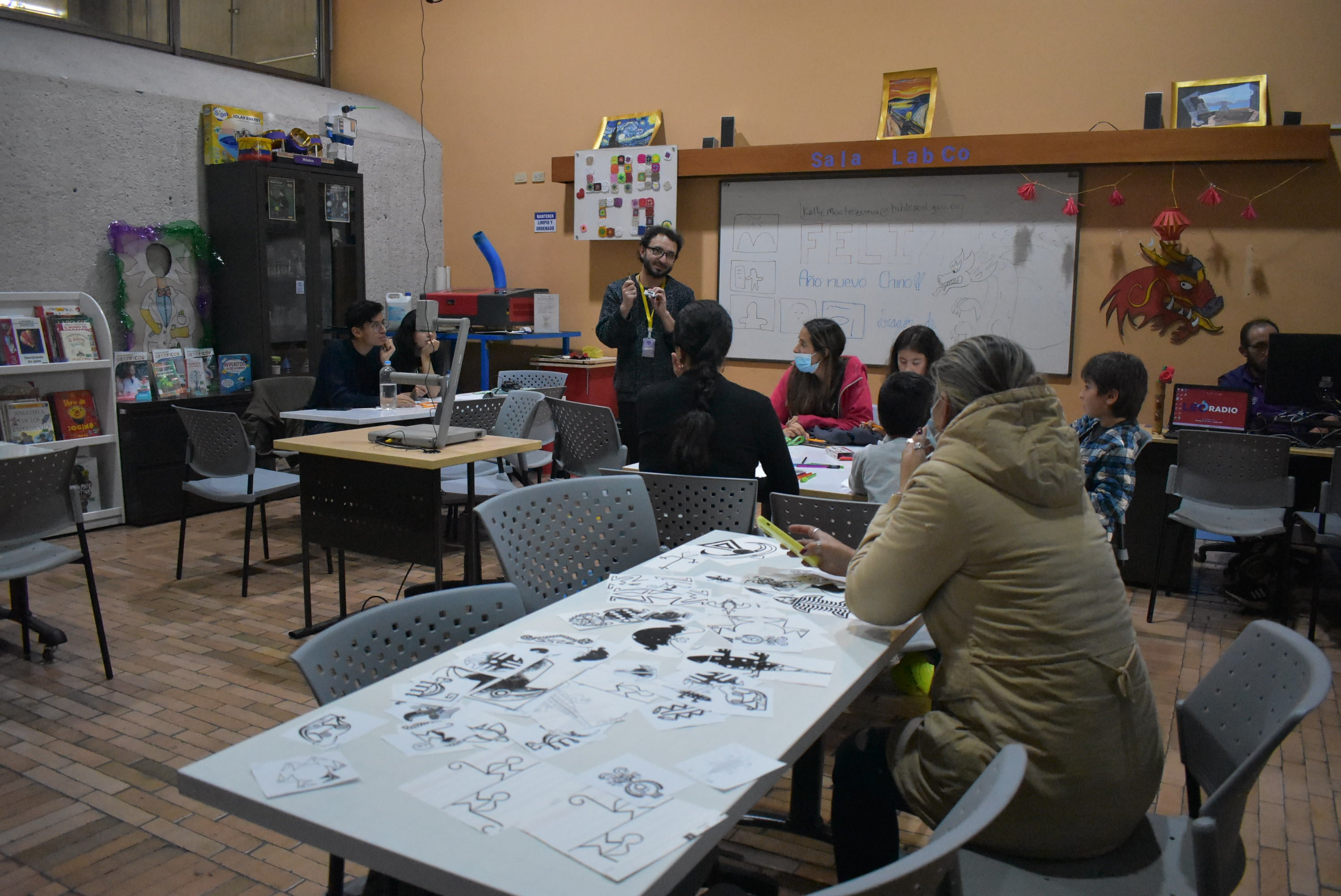 Adultos participando en la actividad Viernes de atelier de la biblioteca.