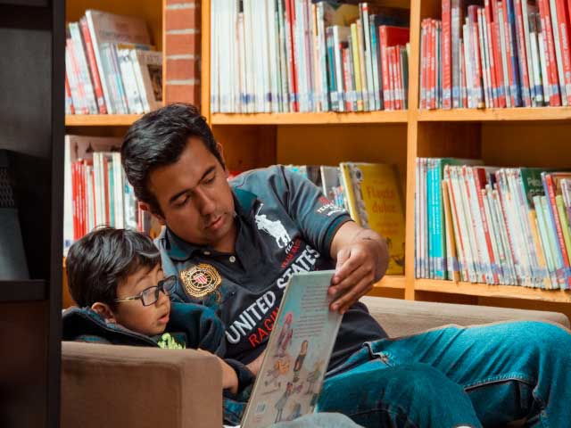 Padre e hijo en actividad de lectura