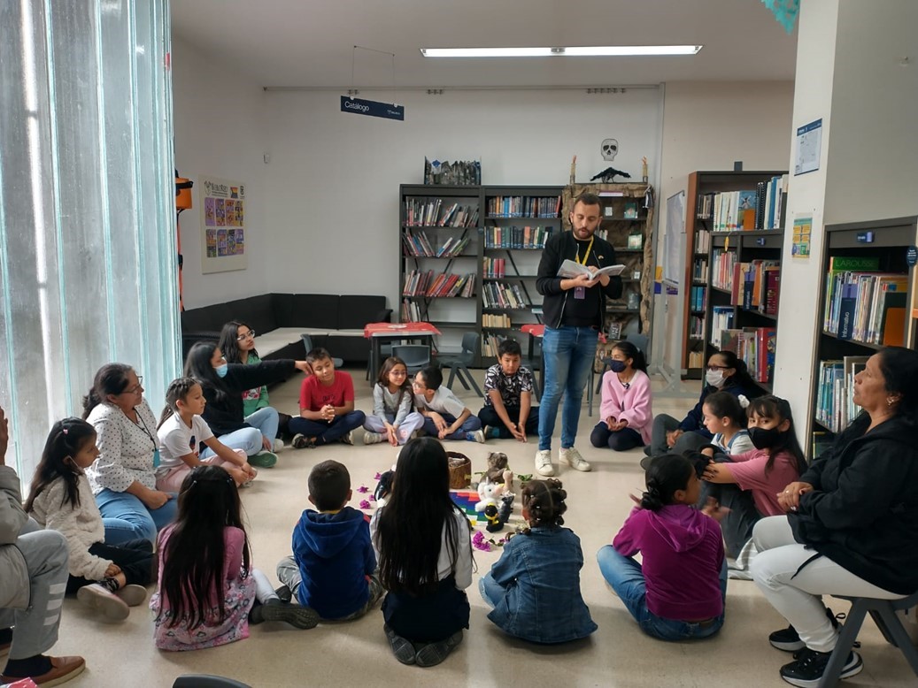 Niñas y niños participando en actividad de la biblioteca