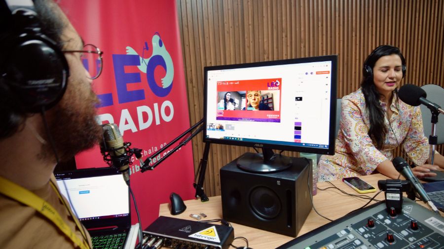 Locutores en la emisora LEO Radio, emisora de las bibliotecas públicas de Bogotá