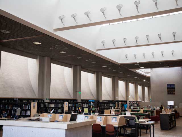 fotografía de la sala de lectura de la biblioteca