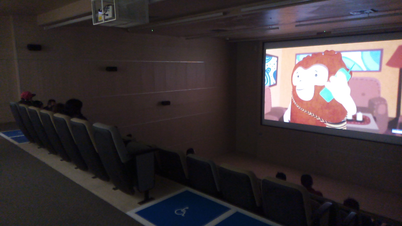 Sala de cine proyectando una película animada 