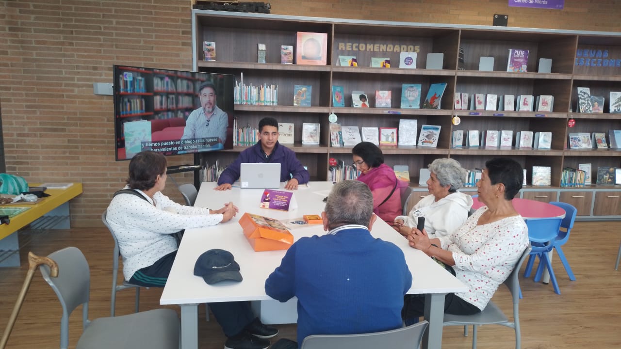 Adultos mayores realizando actividad en biblioteca