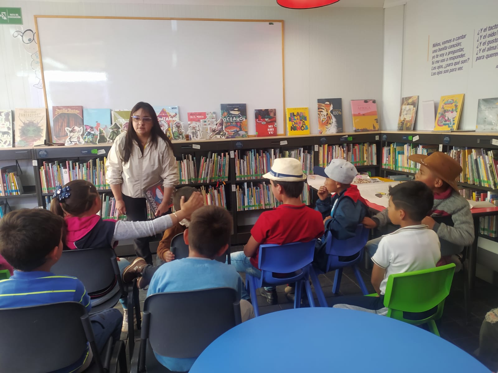 Niños y niñas participando la Hora del Cuento en la biblioteca
