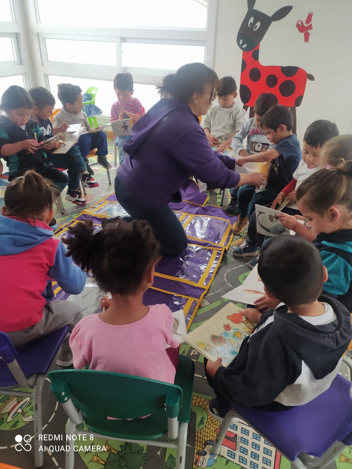 Niños y niñas participando de actividades en la biblioteca