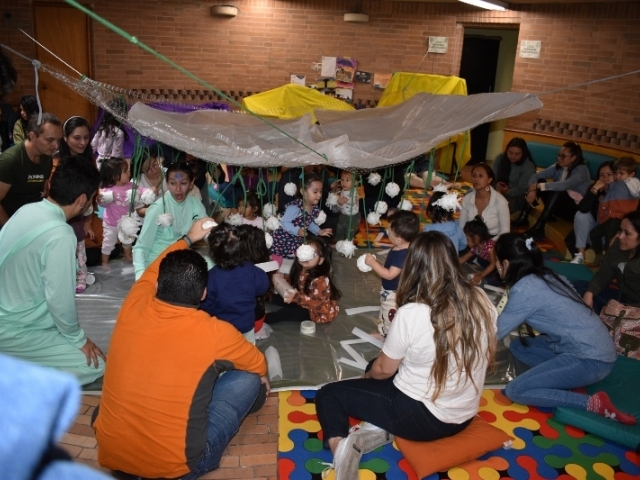 Niños y niñas pequeñas participando de actividad en la biblioteca