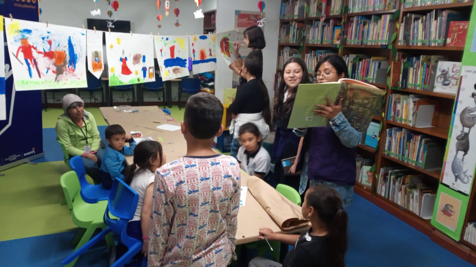 Niños y niñas participando de la biblioteca