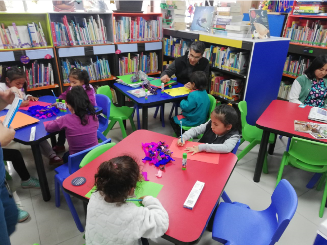 Niños y niñas participan de actividad en la biblioteca