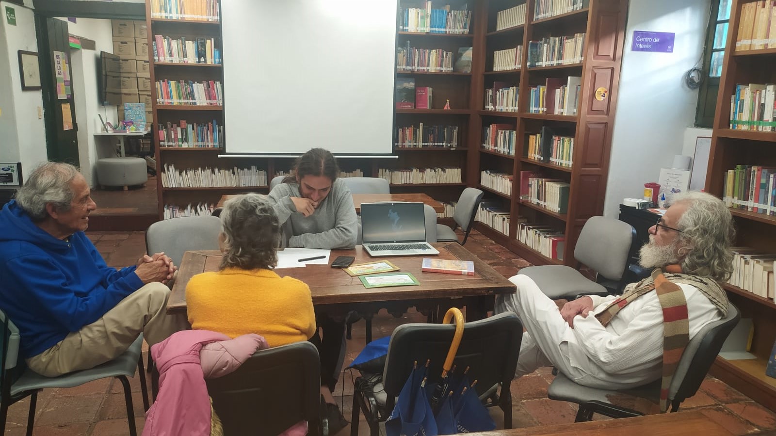 Adultos mayores participando de actividad en la biblioteca. 