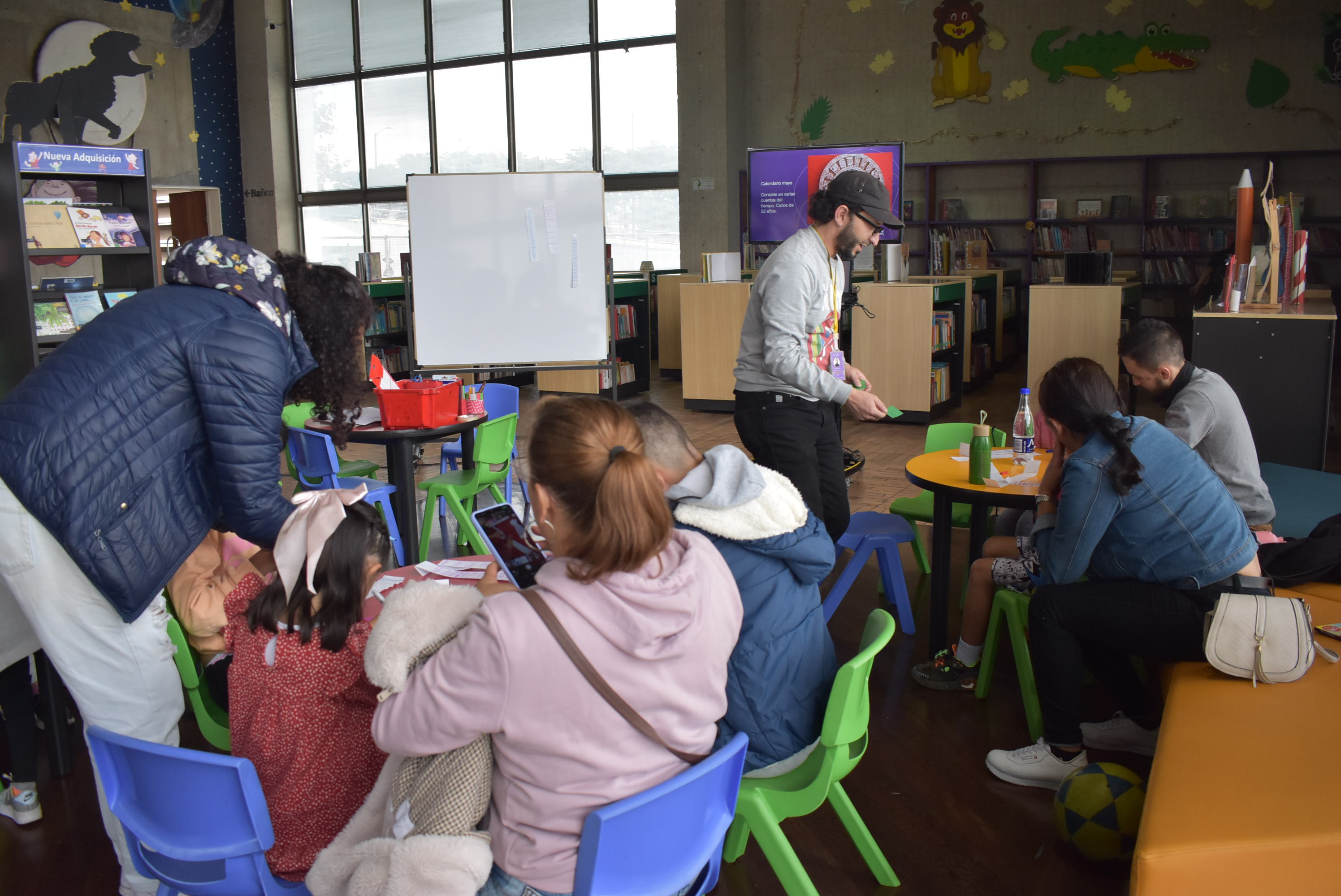 niños y niñas en medio de un taller junto a sus cuidadores