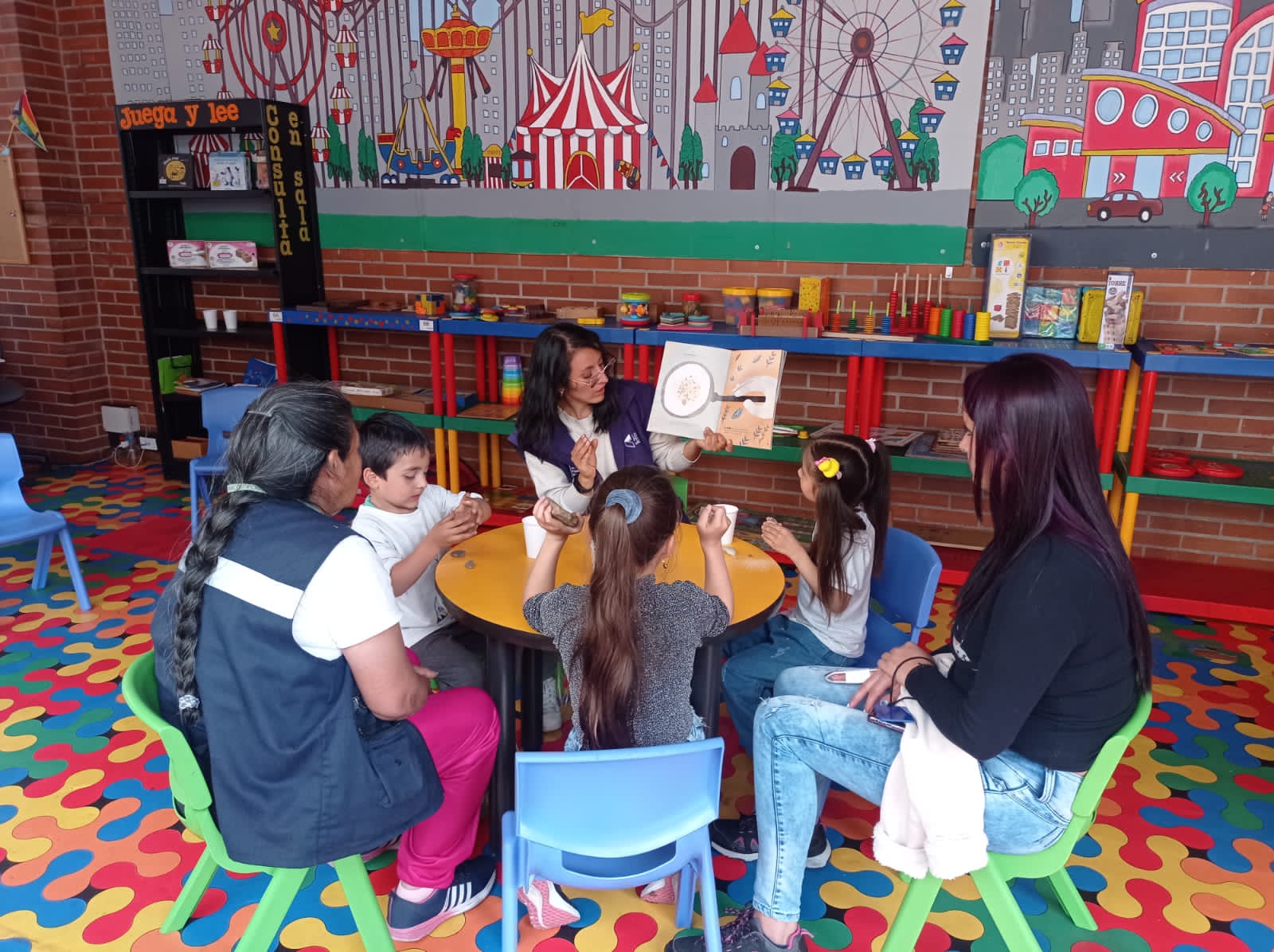 Niños participando de actividad en la biblioteca
