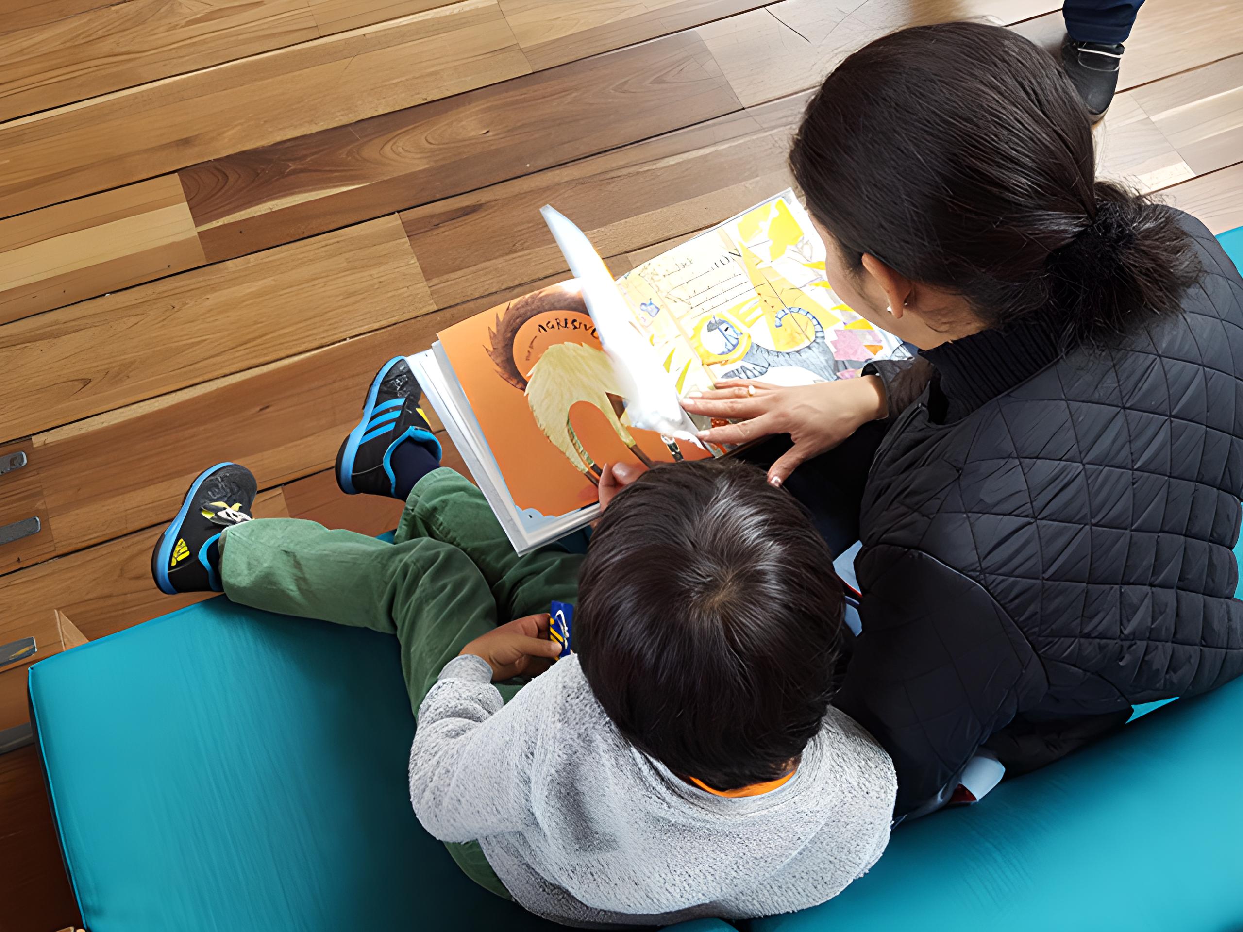 Niño y acompañante comparten lecturas