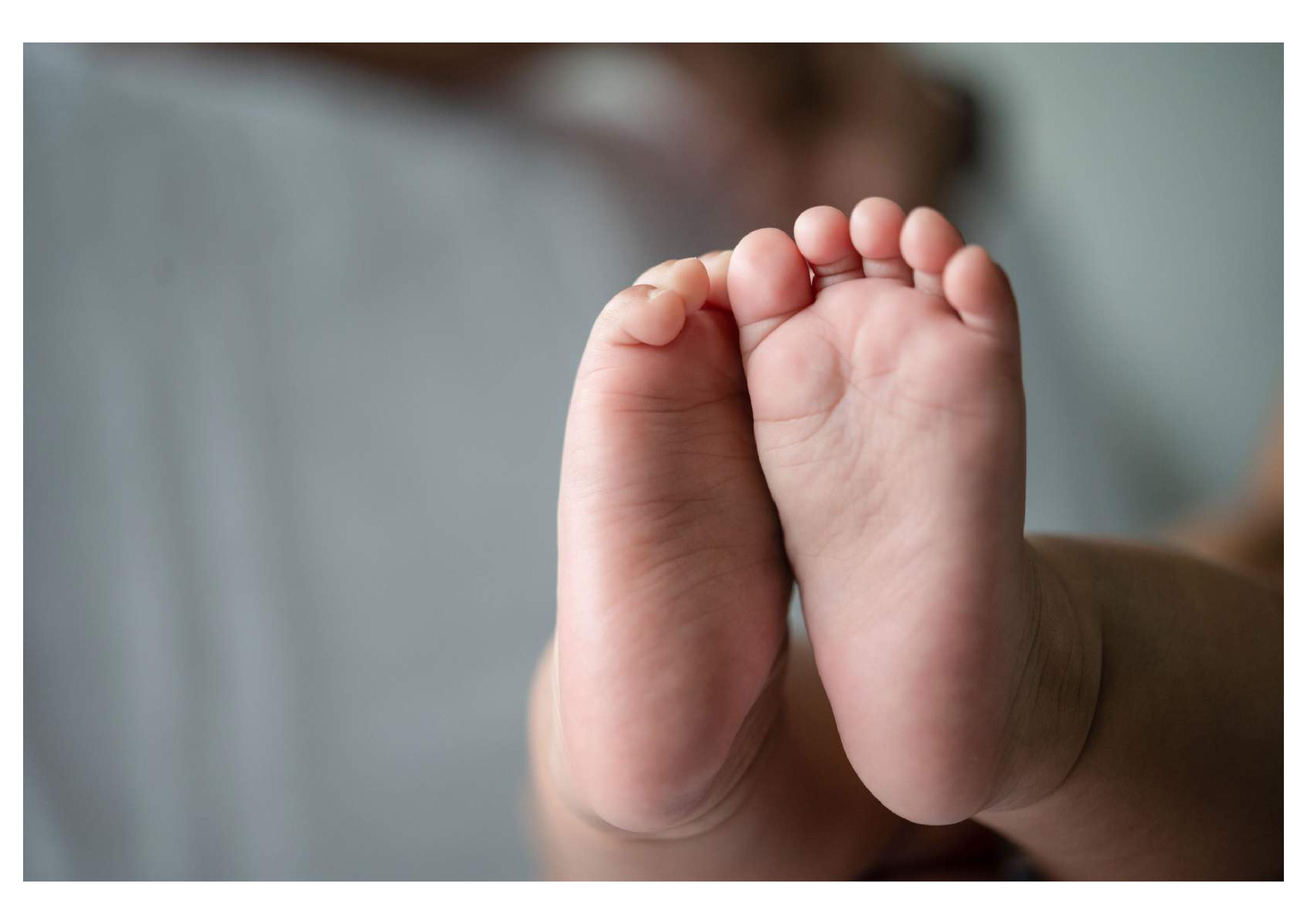Pies descalzos de un bebé