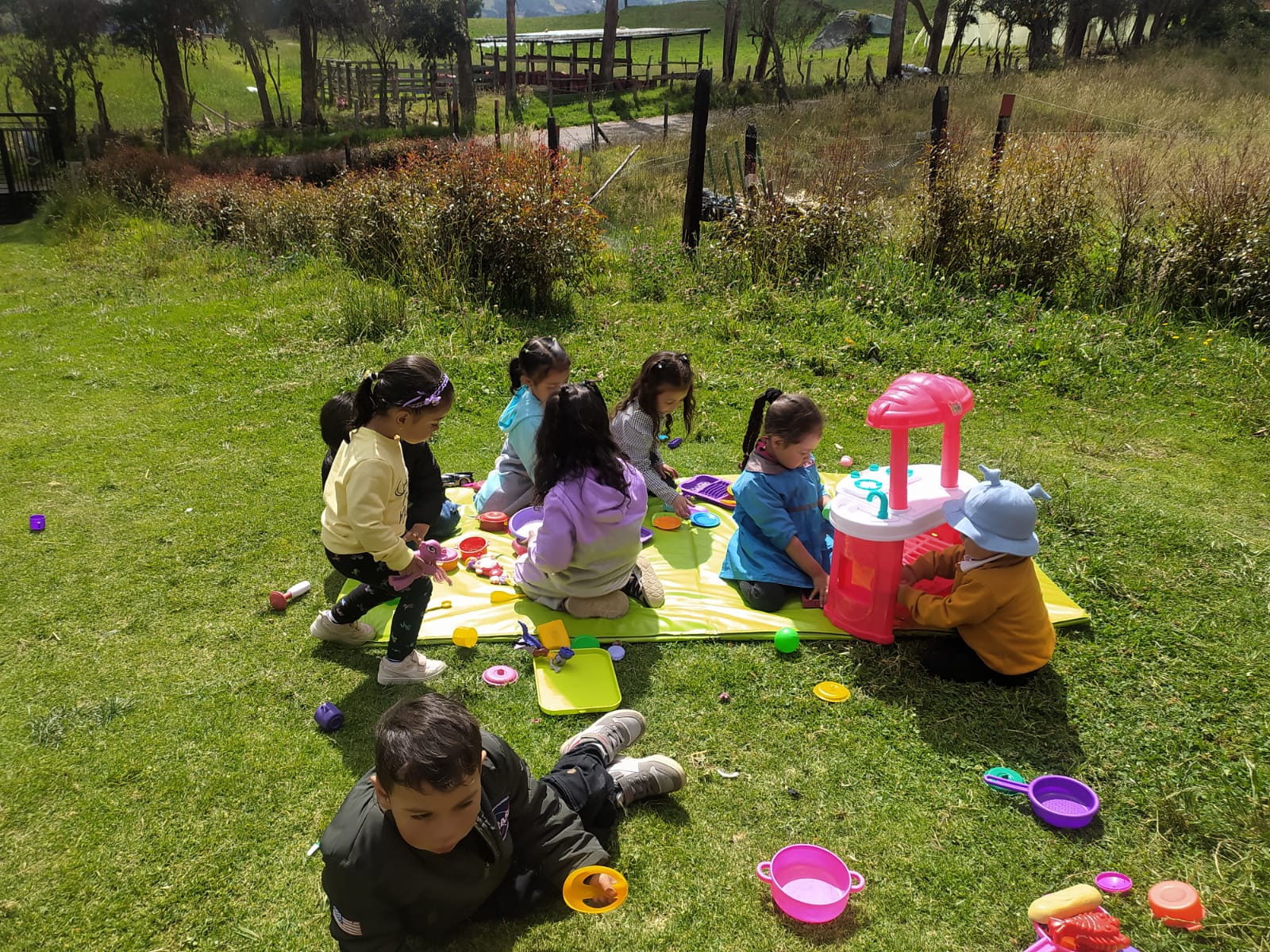 Niñas y niños jugando al aire libre